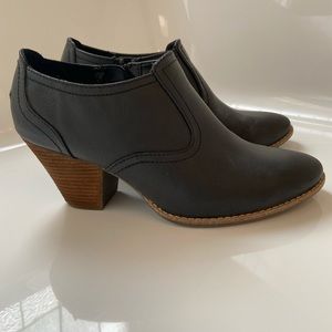 Low ankle booties